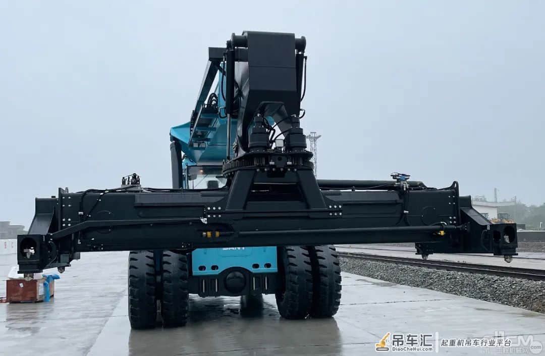 从“三一红”到“三一蓝”,三一全新VI电动正面吊在湖南投入使用