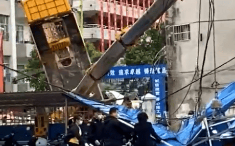 警钟长鸣！广西钦州中学，25吨吊车翻车，致学生一死一伤