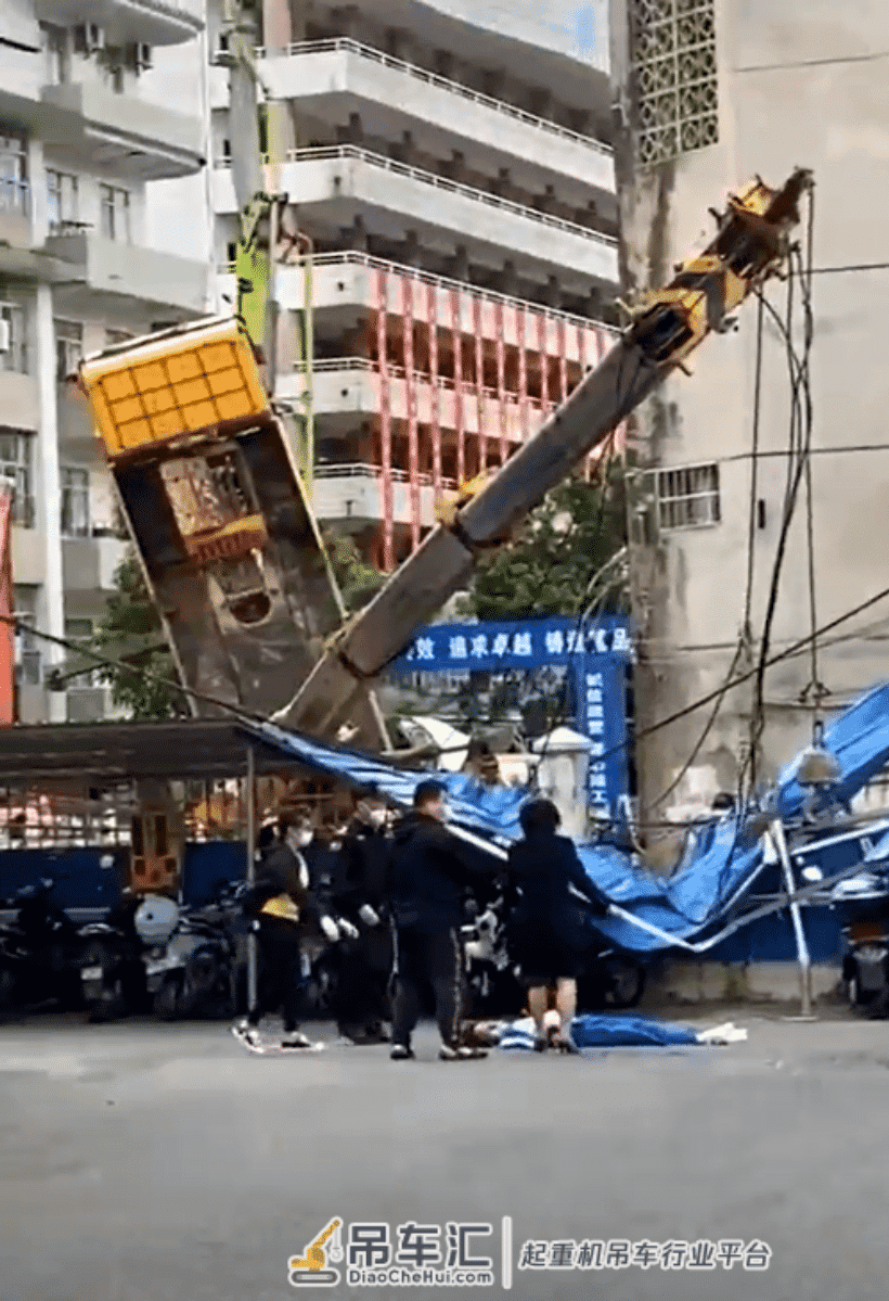 警钟长鸣！广西钦州中学，25吨吊车翻车，致学生一死一伤
