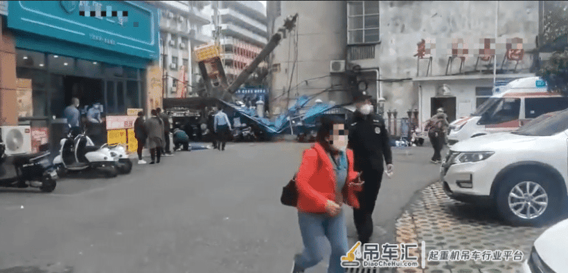 警钟长鸣！广西钦州中学，25吨吊车翻车，致学生一死一伤