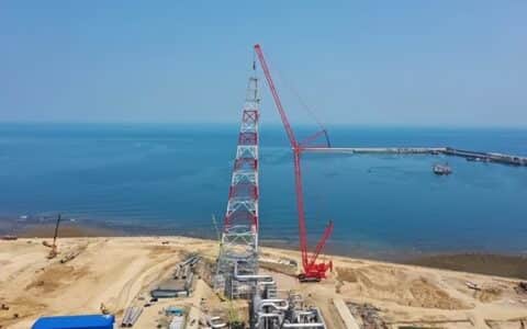 1250吨履带吊模块化分段吊装，海南炼化150米高火炬塔架成功就位
