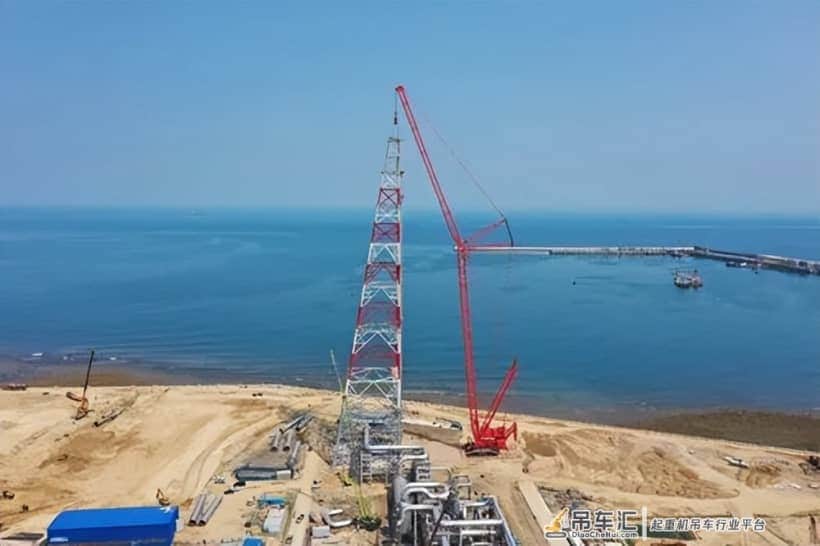 1250吨履带吊模块化分段吊装，海南炼化150米高火炬塔架成功就位