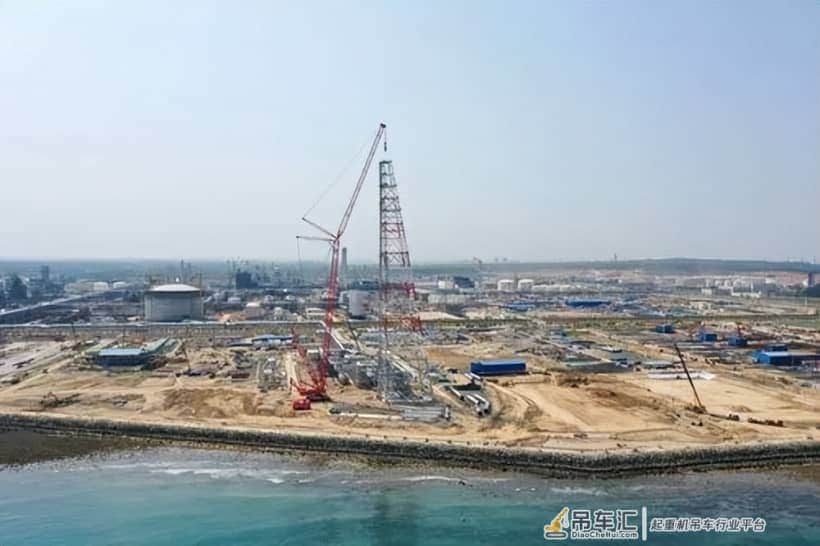 1250吨履带吊模块化分段吊装，海南炼化150米高火炬塔架成功就位