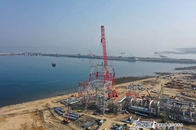 1250吨履带吊模块化分段吊装，海南炼化150米高火炬塔架成功就位