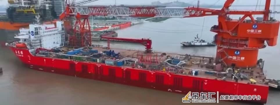 国内首艘“运输+起重”一体化深远海风电施工船出坞