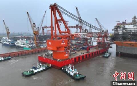 国内首艘“运输+起重”一体化深远海风电施工船顺利出坞