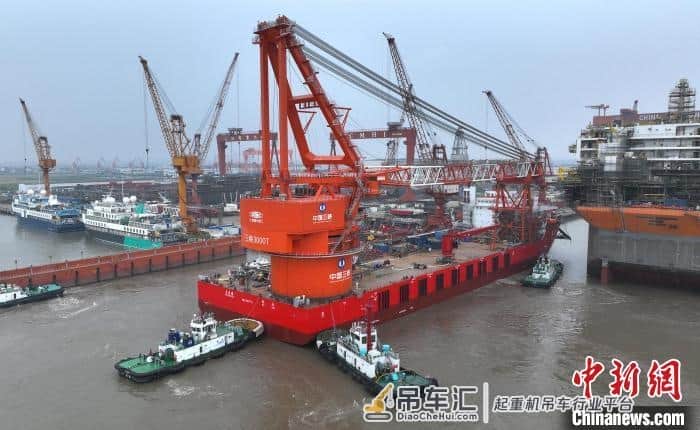 国内首艘“运输+起重”一体化深远海风电施工船顺利出坞