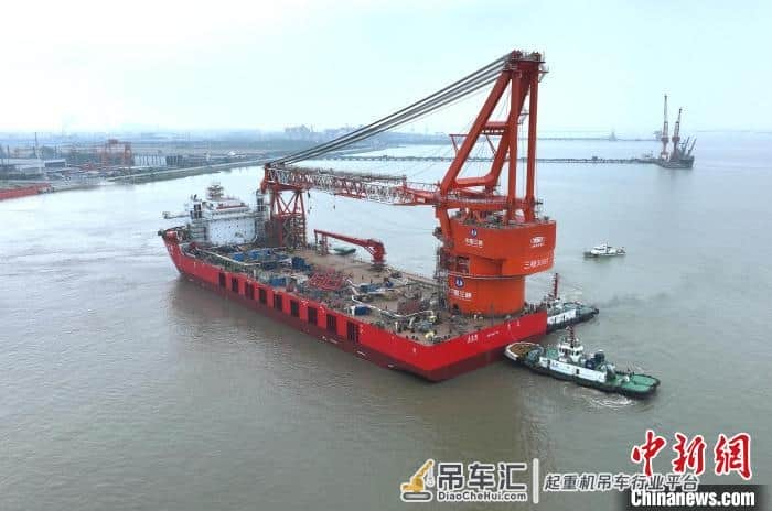 国内首艘“运输+起重”一体化深远海风电施工船顺利出坞
