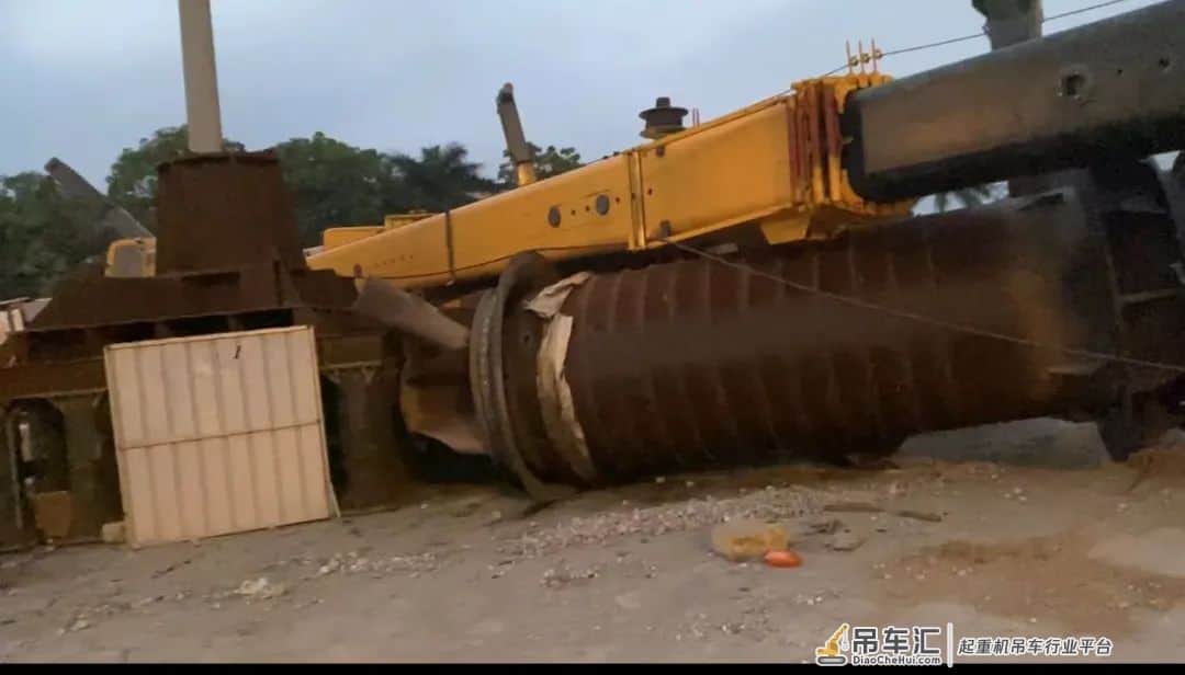 130吨新车躺在工地,支腿碎了一地,老板该心疼了