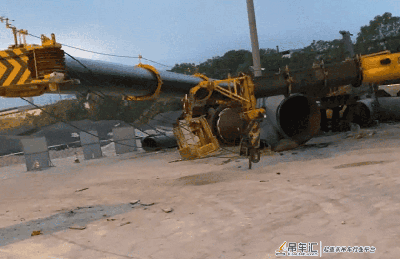 130吨新车躺在工地,支腿碎了一地,老板该心疼了