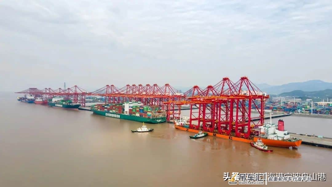 宁波舟山港梅山港区再添4台远控自动化桥吊