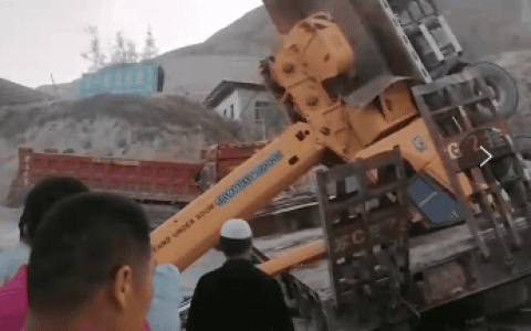 火爆全网的k5a吊30铲车！到底哪里做错了？
