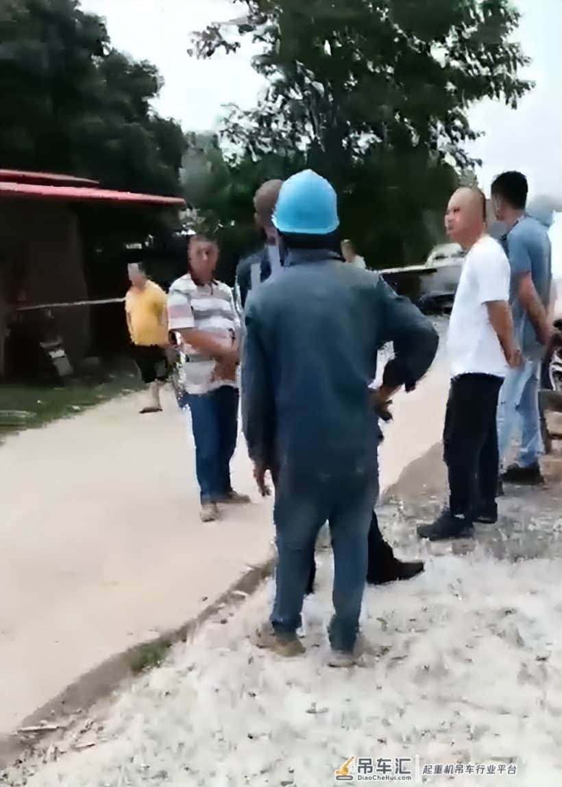 完了,哥开翻100吨吊车,全村人都知道了