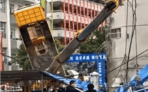 突发！广西某中学工地吊车倾覆致路过学生1死1伤，深度了解一下