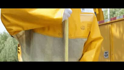 女塔吊员60米高空热中暑;建筑工人从鞋里倒出水……每一滴汗水都是一个动人的故事