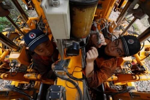 女塔吊员60米高空热中暑;建筑工人从鞋里倒出水……每一滴汗水都是一个动人的故事