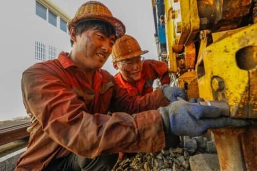 女塔吊员60米高空热中暑;建筑工人从鞋里倒出水……每一滴汗水都是一个动人的故事