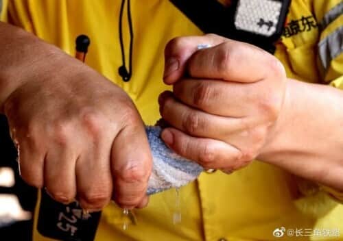 女塔吊员60米高空热中暑;建筑工人从鞋里倒出水……每一滴汗水都是一个动人的故事