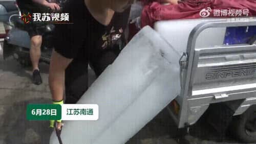 女塔吊员60米高空热中暑;建筑工人从鞋里倒出水……每一滴汗水都是一个动人的故事