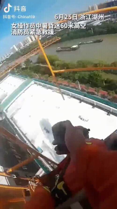 女塔吊员60米高空热中暑;建筑工人从鞋里倒出水……每一滴汗水都是一个动人的故事