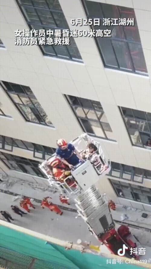 女塔吊员60米高空热中暑;建筑工人从鞋里倒出水……每一滴汗水都是一个动人的故事