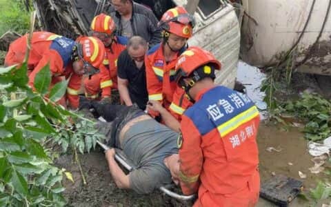 混凝土罐车侧翻 荆州消防员动用吊车救出被困司机