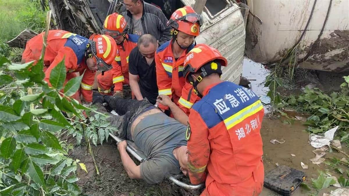 混凝土罐车侧翻 荆州消防员动用吊车救出被困司机