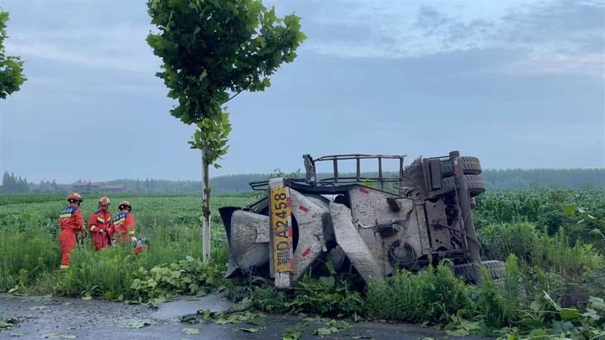 混凝土罐车侧翻 荆州消防员动用吊车救出被困司机