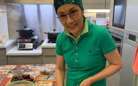汪明荃追尾吊车，主动承担责任获路人称赞，72岁打扮时尚精神抖擞