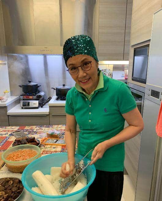 汪明荃追尾吊车，主动承担责任获路人称赞，72岁打扮时尚精神抖擞