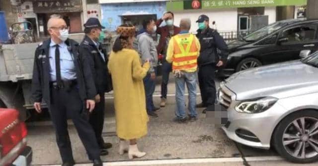 汪明荃追尾吊车,主动承担责任获路人称赞,72岁打扮时尚精神抖擞