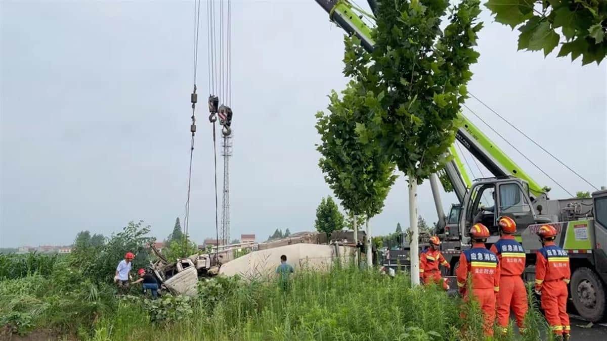 混凝土罐车侧翻 荆州消防员动用吊车救出被困司机