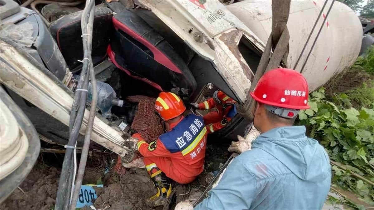 混凝土罐车侧翻 荆州消防员动用吊车救出被困司机