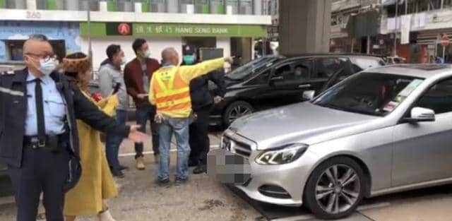 汪明荃追尾吊车,主动承担责任获路人称赞,72岁打扮时尚精神抖擞
