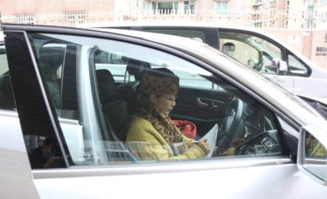 汪明荃追尾吊车,主动承担责任获路人称赞,72岁打扮时尚精神抖擞