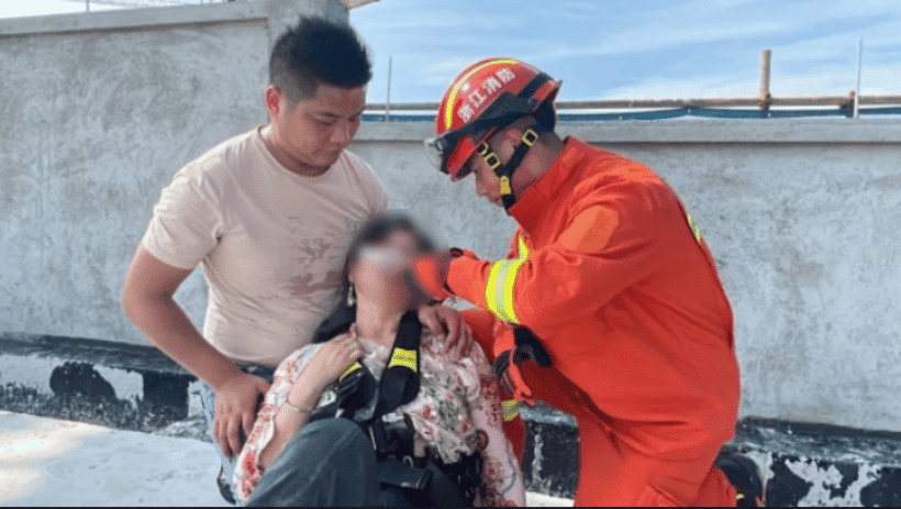高温中暑!工人晕倒在60米高塔吊,消防用绳索和云梯车施救