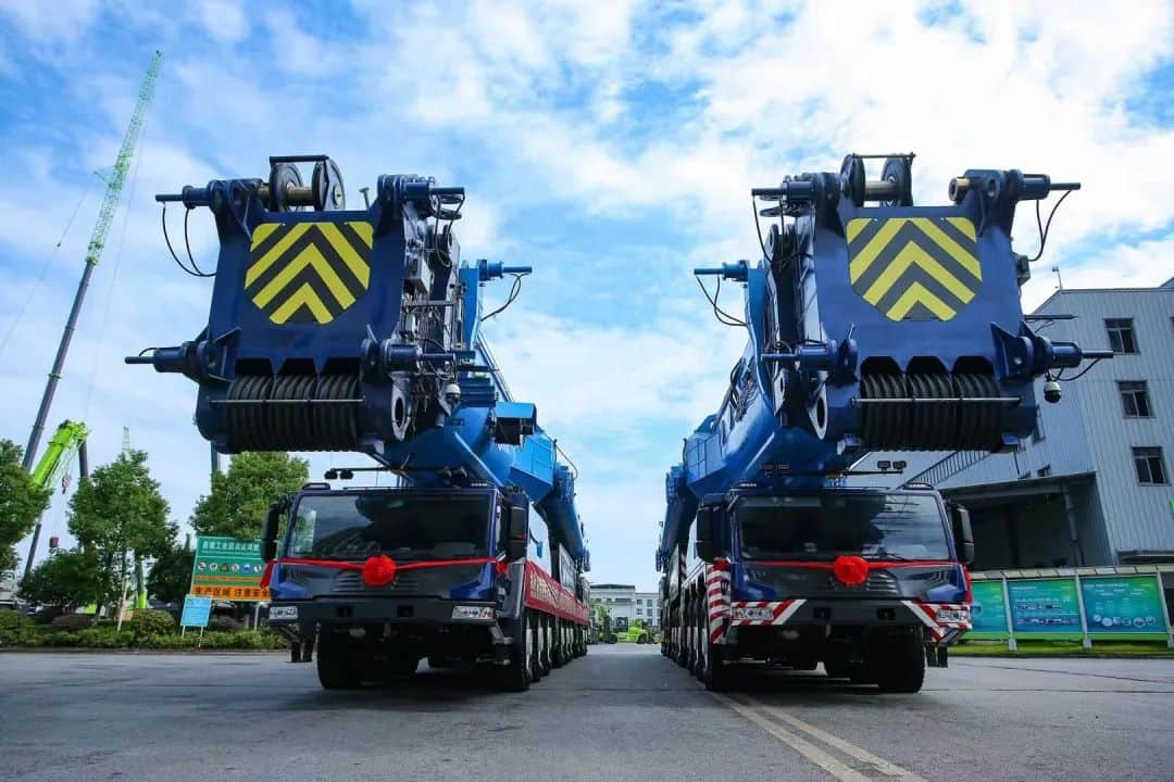 土豪提车记：两台2400吨吊车，落户黄骅海滨吊装