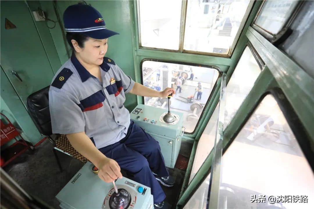 驾驶天吊的女司机有多飒！