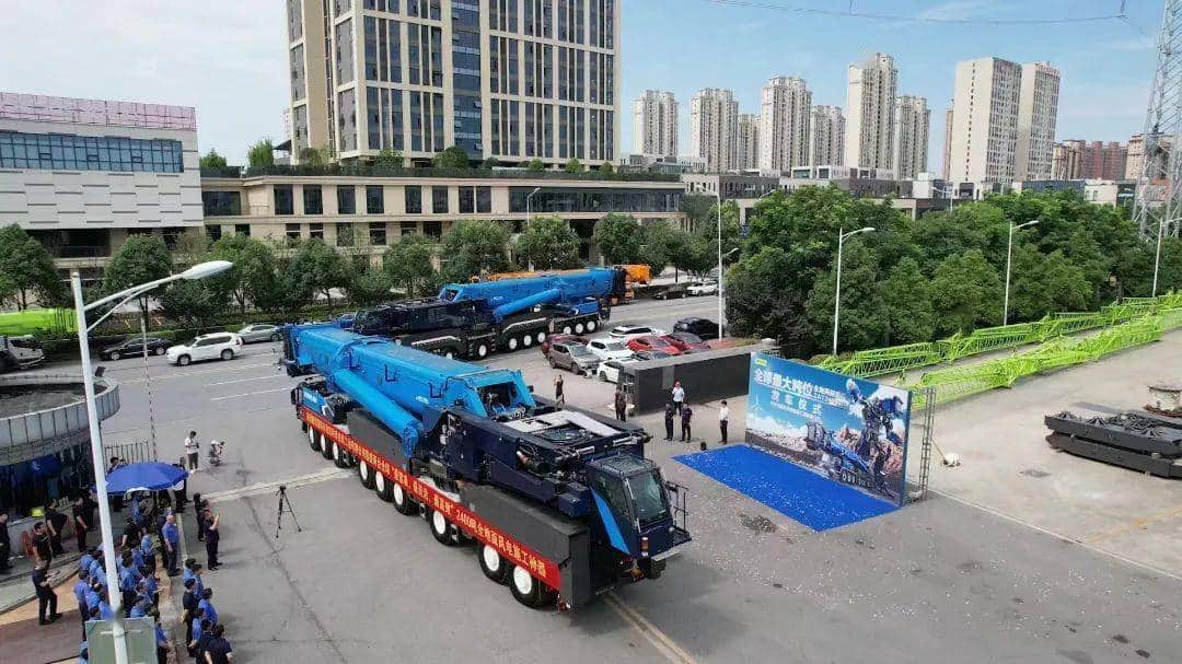 中联重科2400吨“双胞胎”交车黄烨海滨吊装