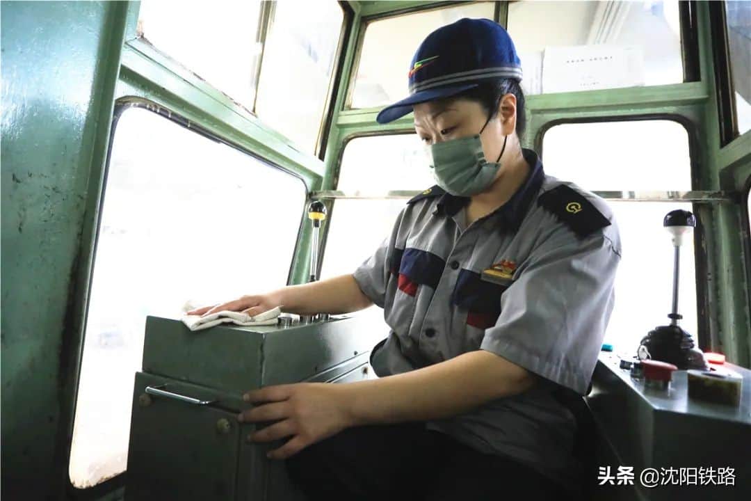 驾驶天吊的女司机有多飒!