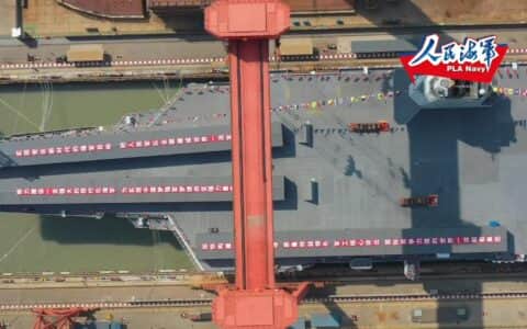 福建舰右舷外飘为何缺一块？载机巡洋舰设计的残留，原为吊机位置
