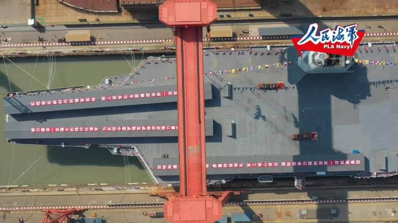 福建舰右舷外飘为何缺一块？载机巡洋舰设计的残留，原为吊机位置