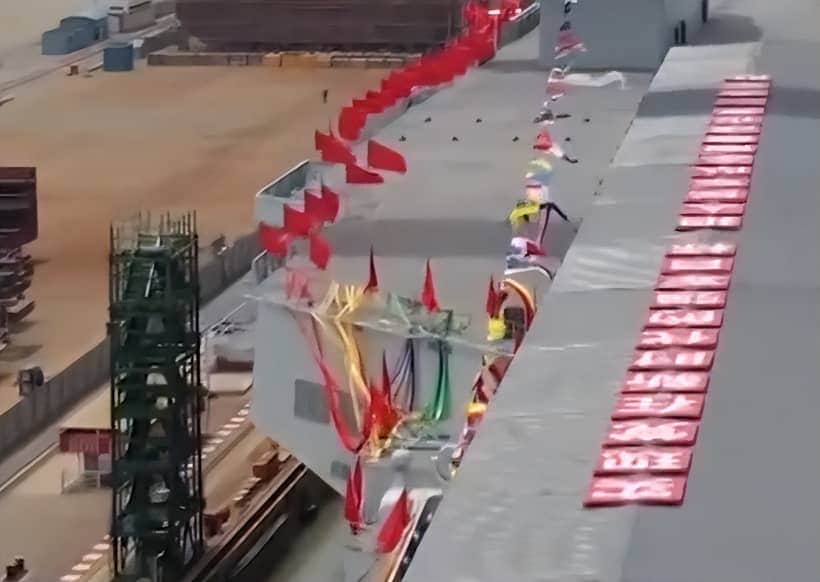 福建舰右舷外飘为何缺一块?载机巡洋舰设计的残留,原为吊机位置
