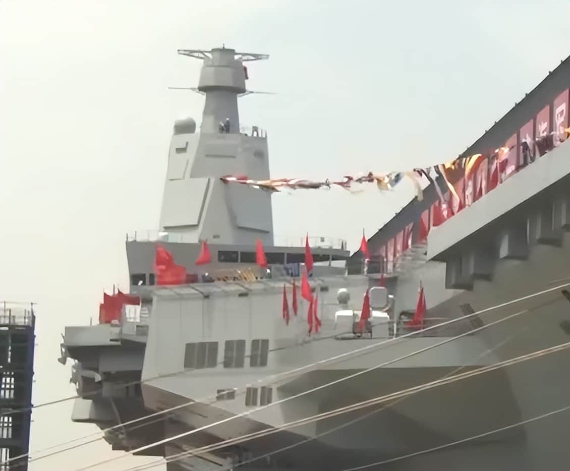 福建舰右舷外飘为何缺一块?载机巡洋舰设计的残留,原为吊机位置