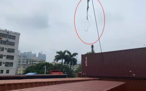 突发！吊车司机用生锈的钢丝绳吊装铁皮柜，作业中钢丝绳断裂