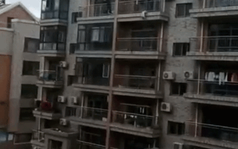 女童卡在阳台随时可能坠落，塔吊司机和众人携手救一命