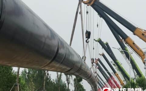 壮观！50台大吊车一起“拖管”跨街