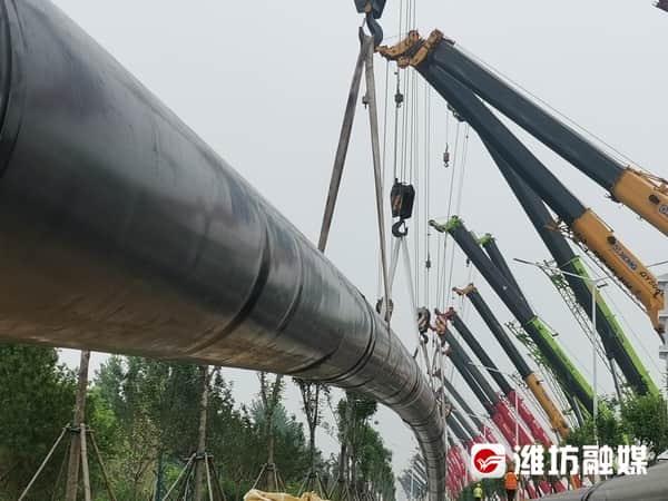 壮观！50台大吊车一起“拖管”跨街