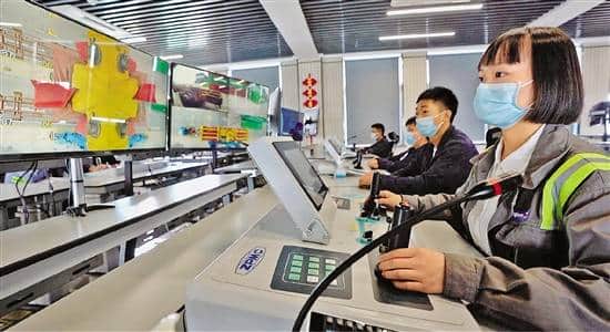 操纵钢铁巨兽“抓娃娃”当龙门吊女司机是什么体验