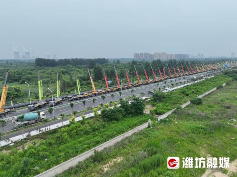 壮观!50台大吊车一起“拖管”跨街